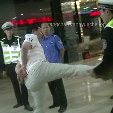 女网红违停耍横，跳上警车终被拘：一时冲动，终身教训